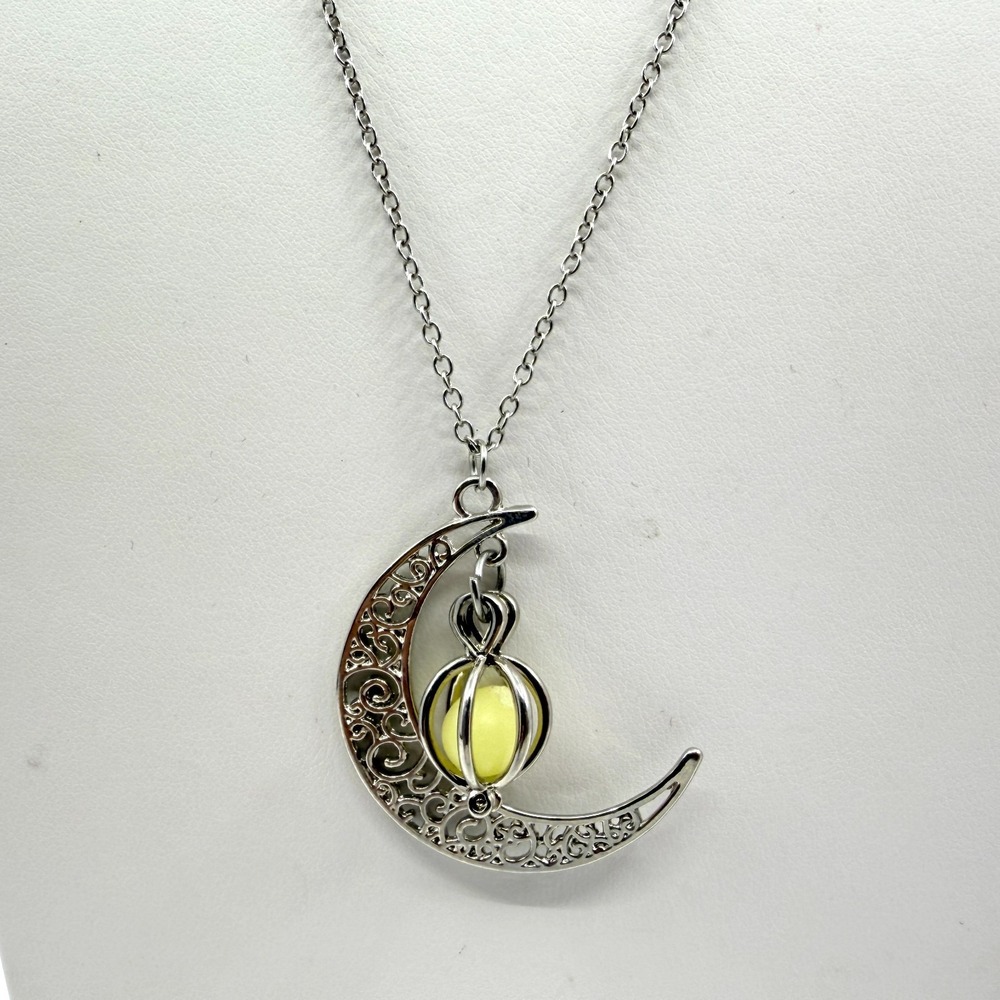 VTG Silver Tone Crescent Moon Pendant Necklace Luminous Boho Magic